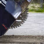 Micro-Trenching zur Glasfaserverlegung mit einer Grabenfräse